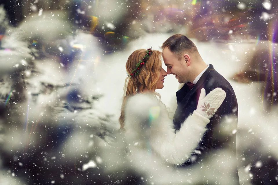Молодята під час зимової фотосесії